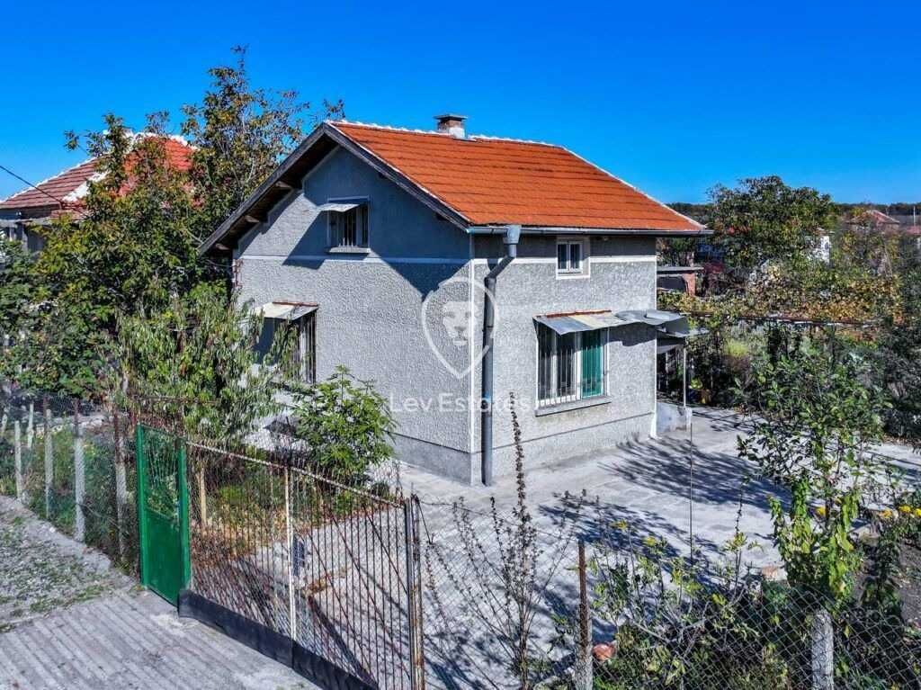 Двуетажна къща с мазе в село Трояново, област Бургас
