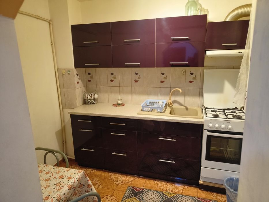 Închiriez apartament etajul 1