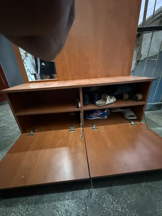 Cuier din lemn cu 2 rafturi de depozitare cu usa, oglinda si 5 cuiere