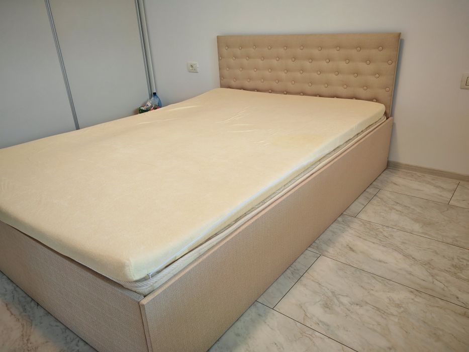 Noptiera,toaleta,taburet tapițat, mobila mahon