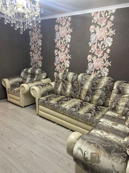 Продам угловой диван с креслом