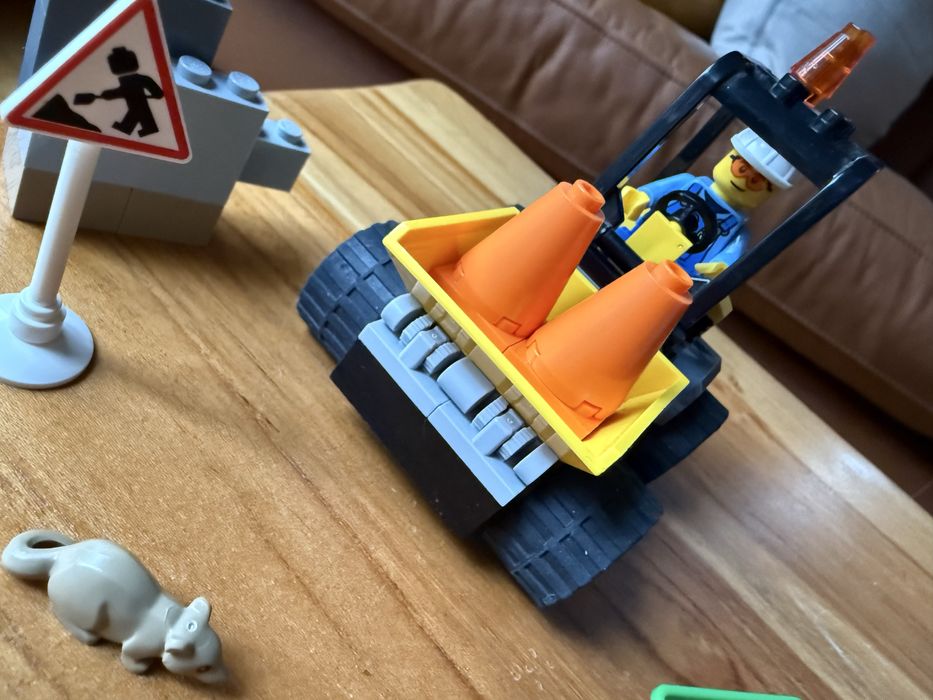 LEGO City - Camion pentru lucrari rutiere 60284, 58 piese