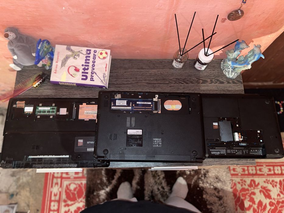 Schimb 3 leptopuri pentru piese cu unul functional.URGENT!!!