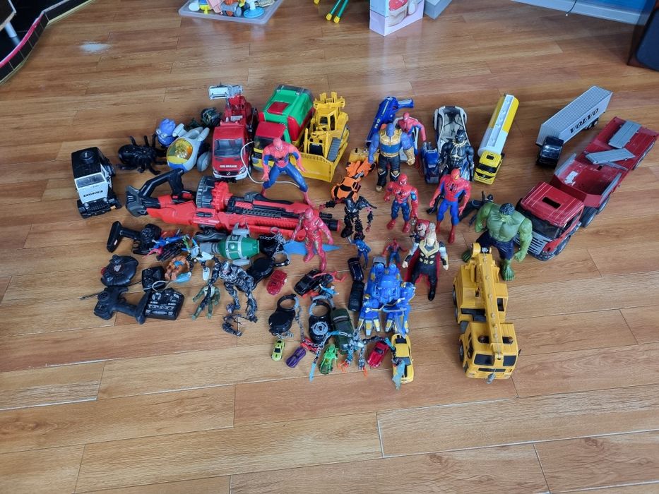 Продам набор игрушек после мальчика