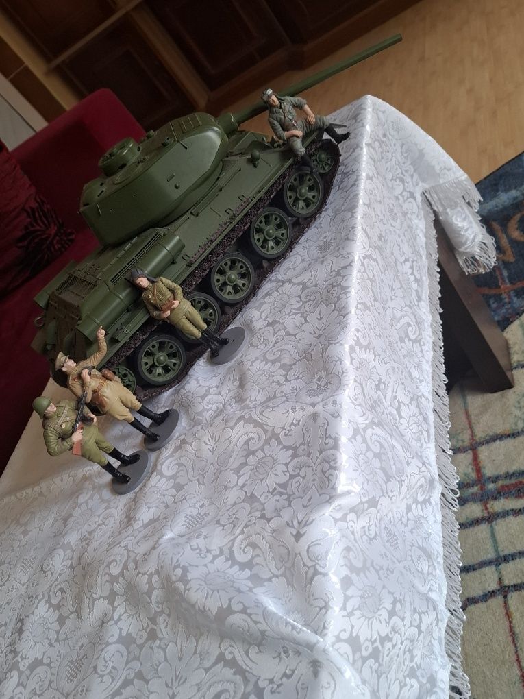 Tank machetă(cu led si baterii)