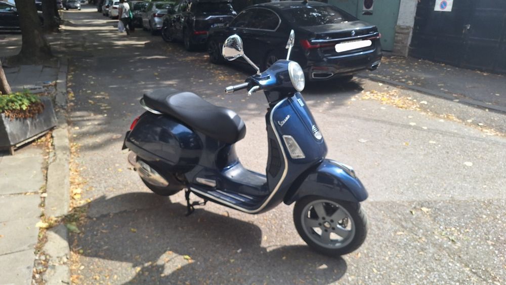 Vespa GTS 125                            .