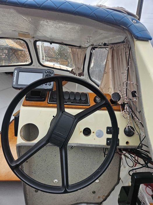 Barca cu motor si peridoc