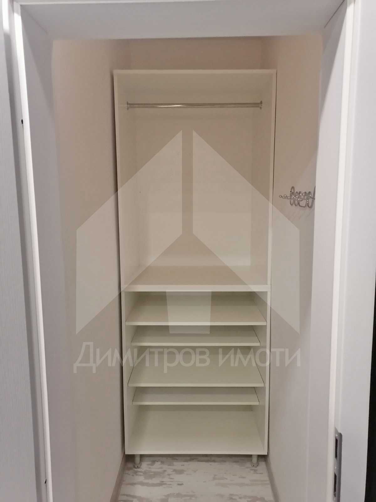Продава тристаен апартамент 88м2 в тухлена, санирана кооперация.