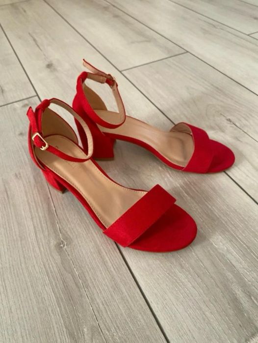 Sandale noi ,70 lei.