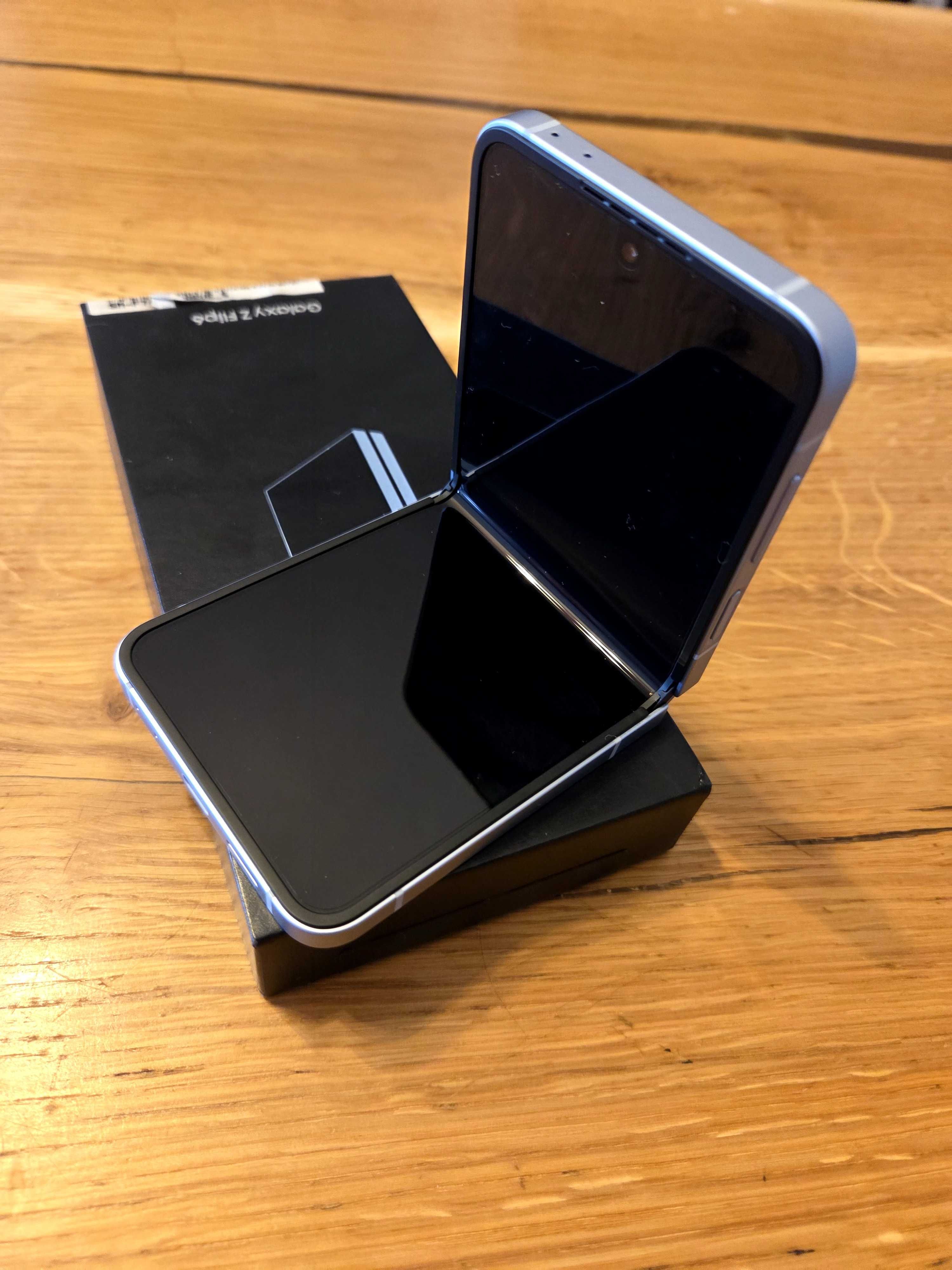 Vând Samsung Galaxy Flip 6, culoare Ice Blue, garantie 2 ani