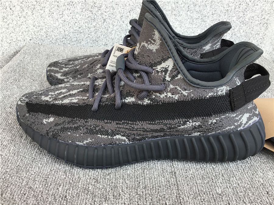Yeezy 350 v2 Dark Salt premium
