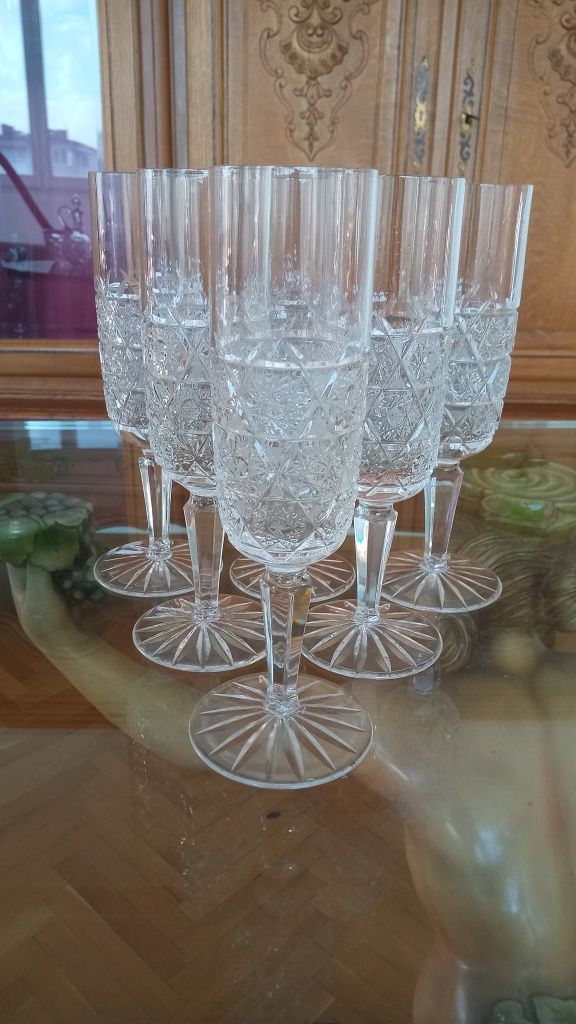 Различни видове кристални чаши
