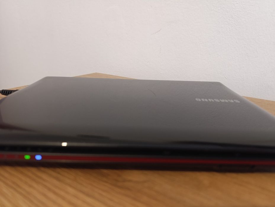 Vând mini laptop Samsung