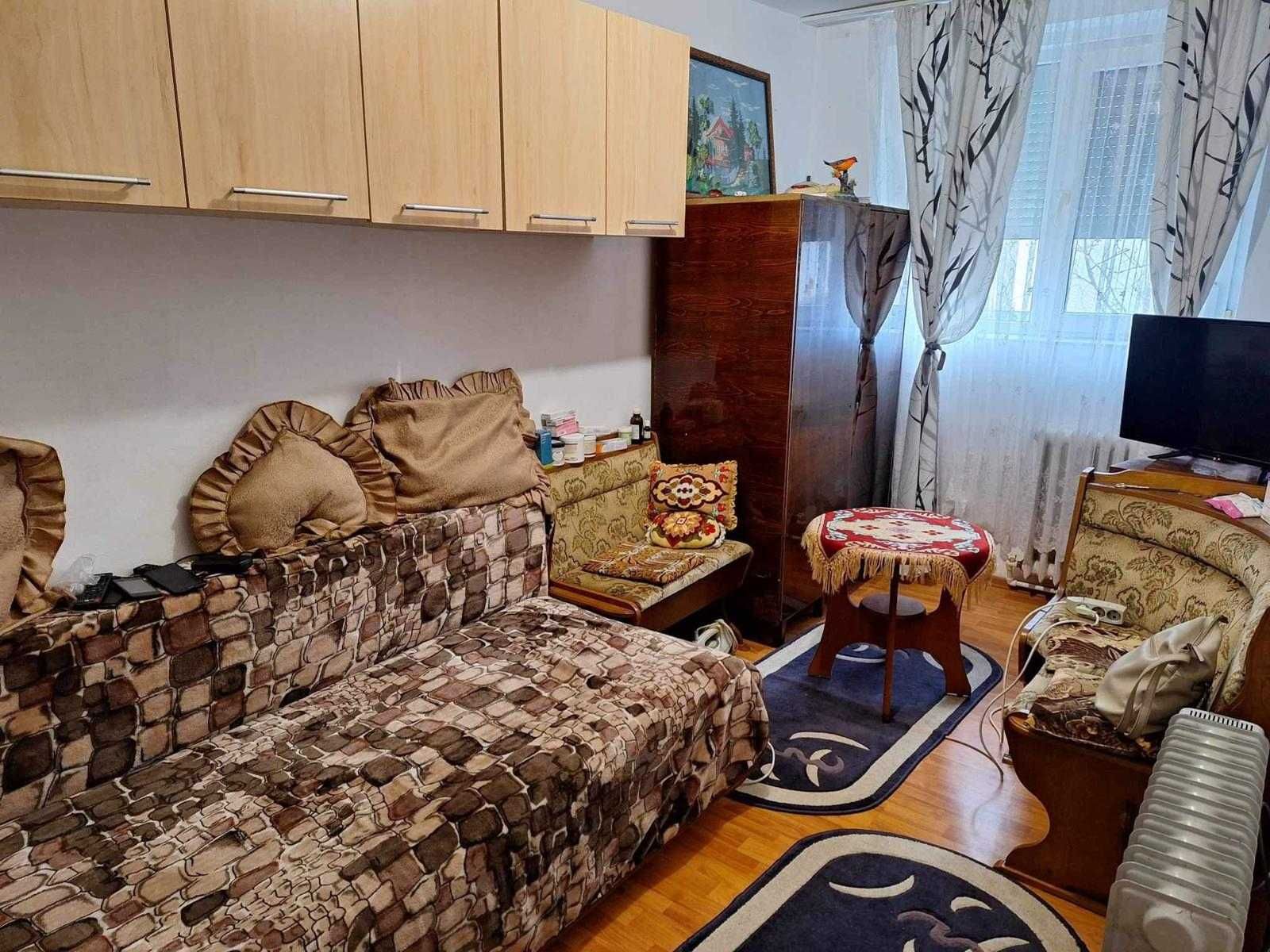 Apartament cu 3 camere  de vanzare , pret 32.000 Euro , Barcea mare