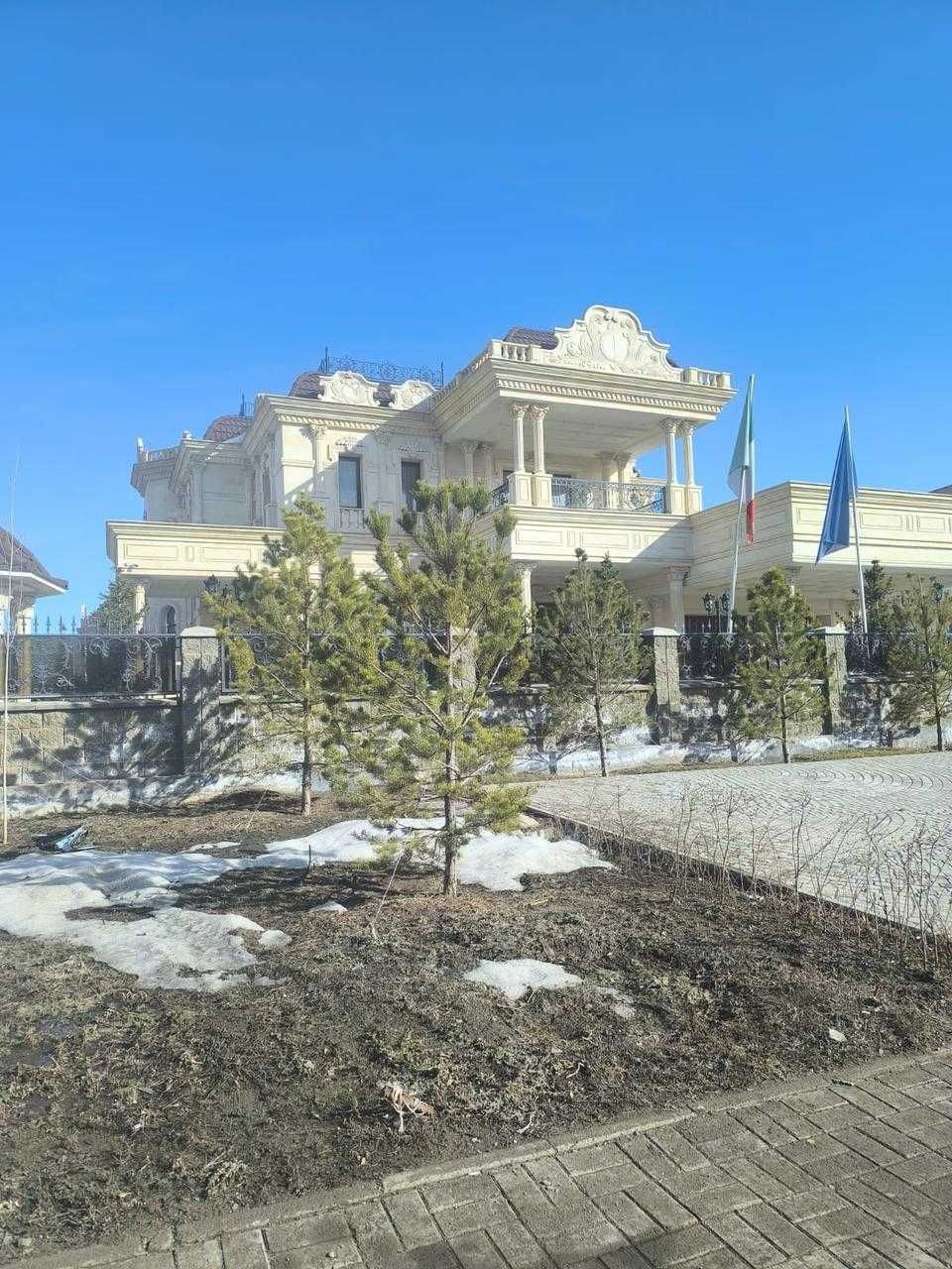 Облицовка фасадов дома из травертина,  гранита, аглая, лаймстона