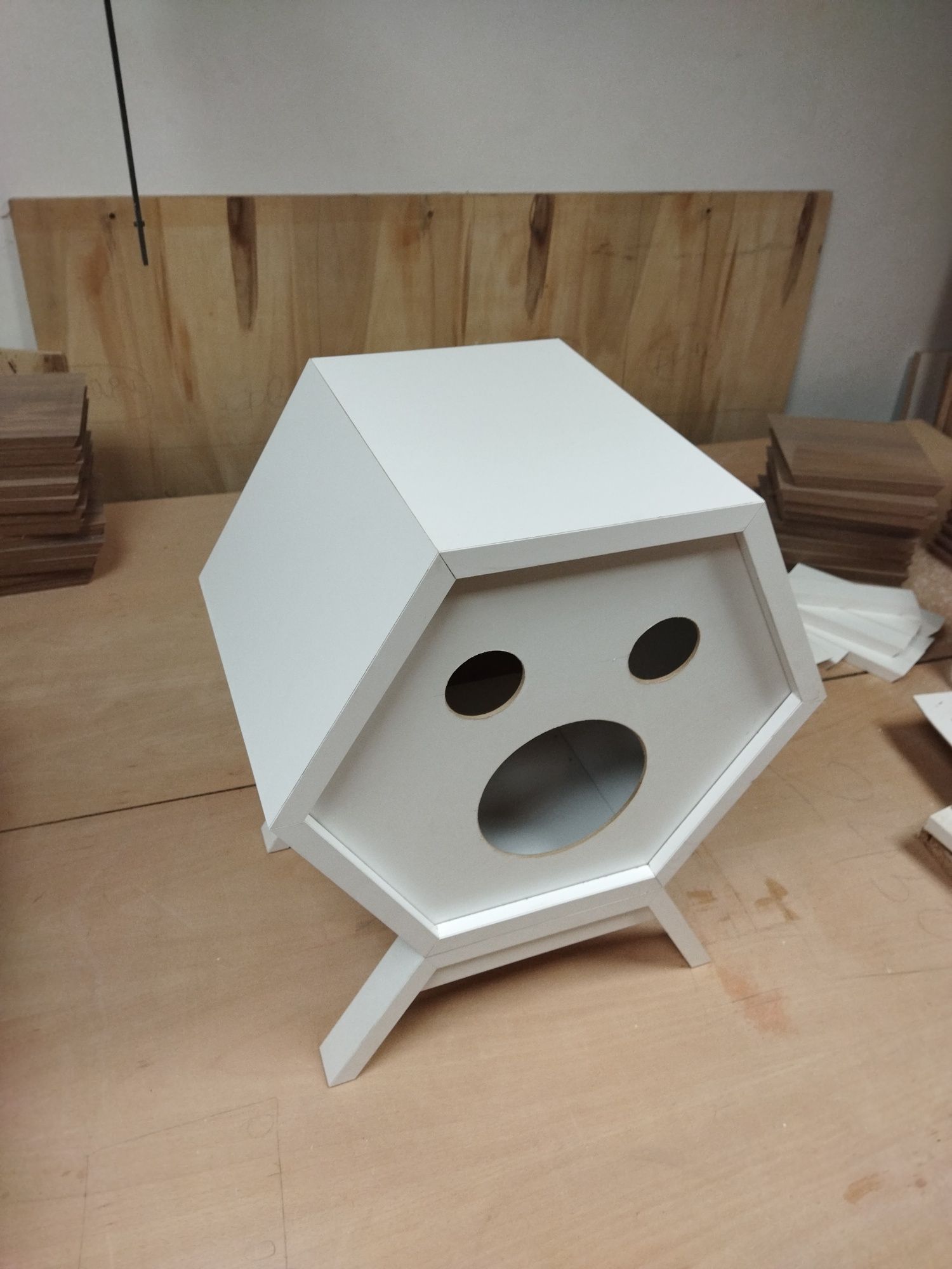 Кучешка колиба,къщичка за котки,етажерка,холна маса,нощно шкафче,скрин