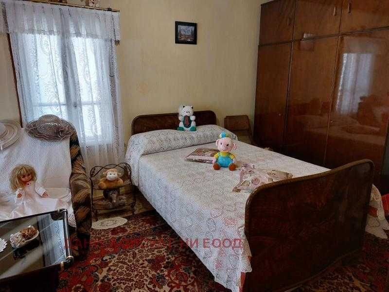 Две къщи в един двор в с. Димча