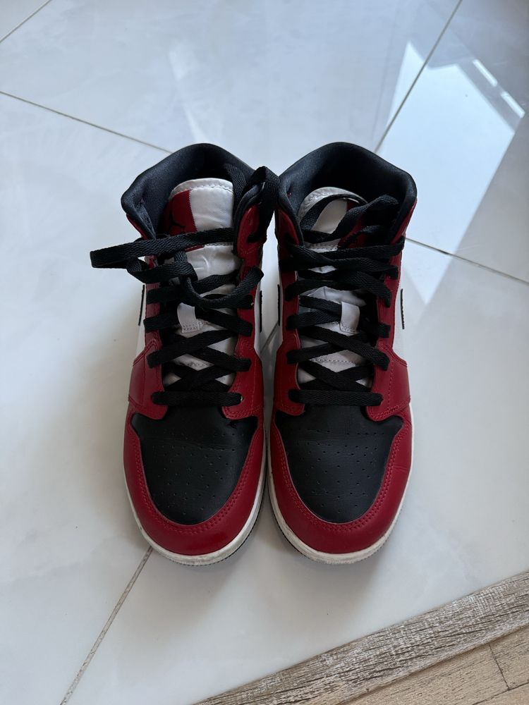 Nike air jordan 1 mid chicago black toe