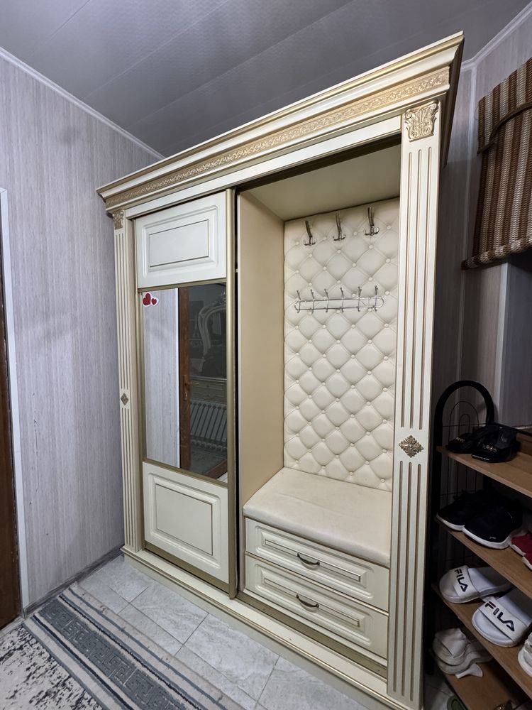 Мебель для прихожей почти новый