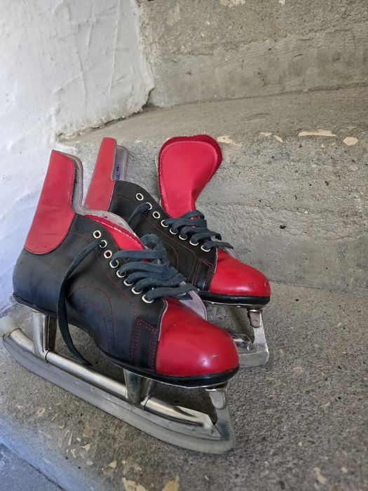 Стари ретро кожени кънки за лед