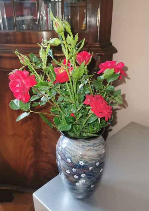 Ваза ръчно рисувана студийна стъклена  дизайнер Paul Bendzunas с цветя