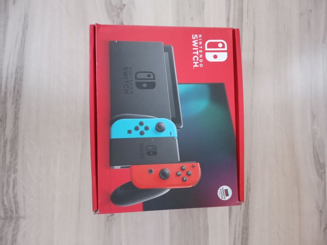 Nintendo switch тм в гаранция + 4 игри и калъф