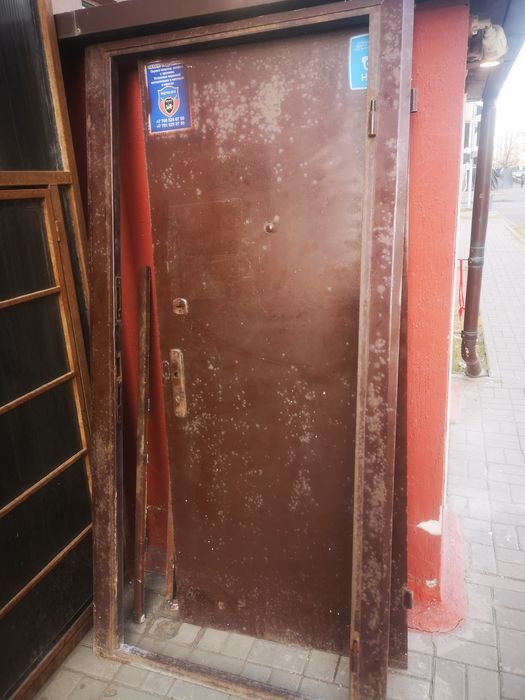 Дверь железная 85*200(размер коробки) )