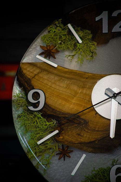 Часовник от епоксидна смола и орехова дървесина , 35 см диаметър.