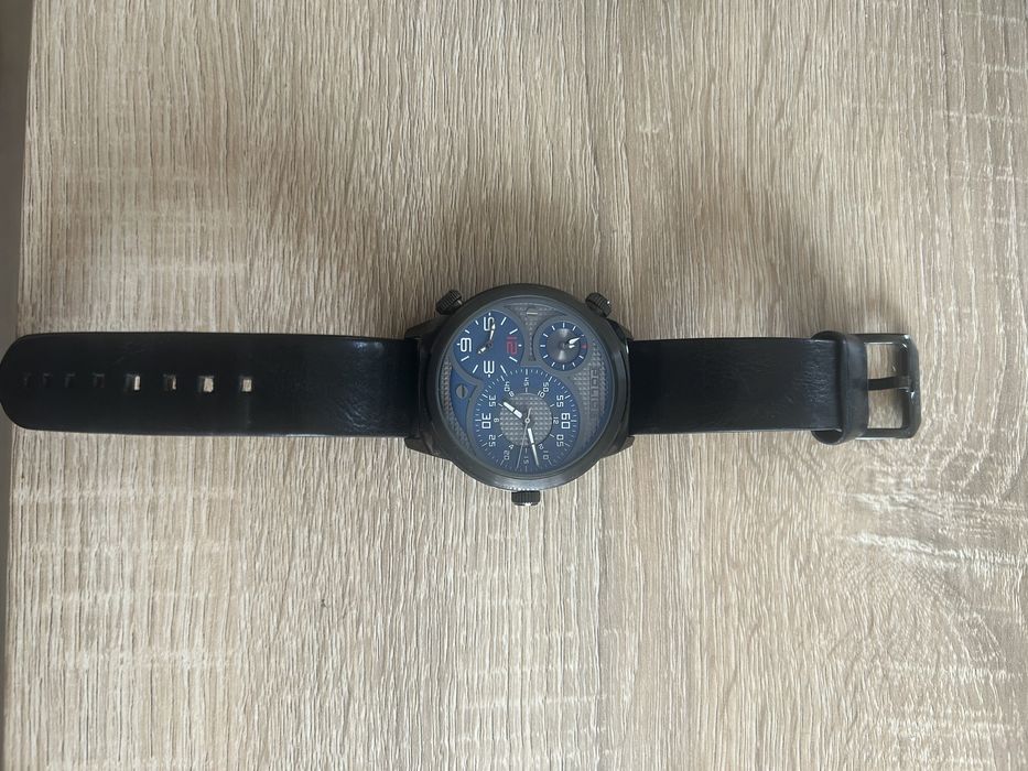 Продавам оригинален часовник Police