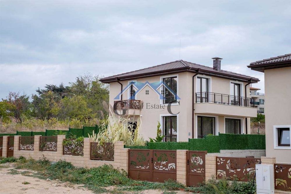 Къща с 3 спални, двор, паркомясто, 265000евро и 310000 евро, Приселци