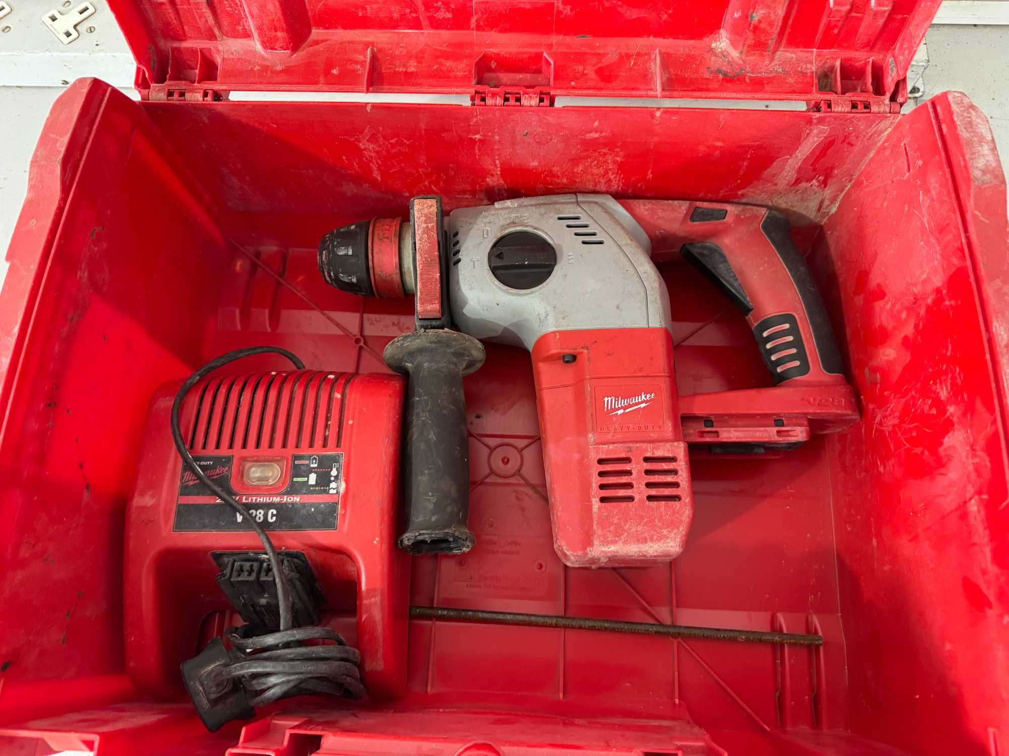 Перфоратор  - Milwaukee 28 V / V 28 HX