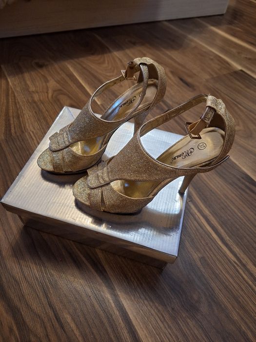 Златисти Обувки на Ток