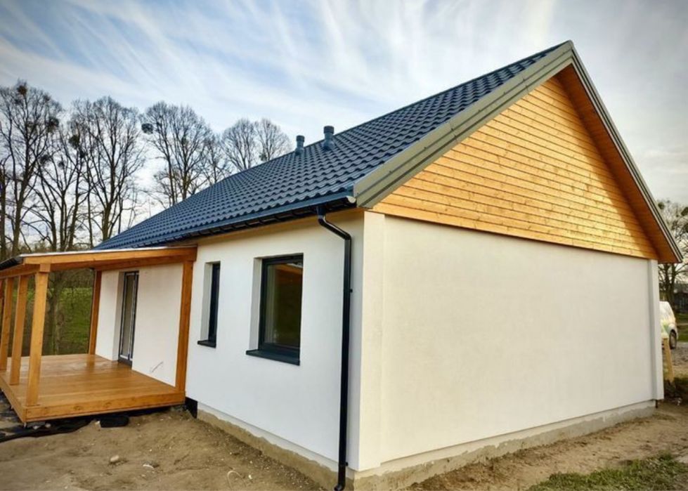 Casă pe structură metalică învelită în panouri sandwich