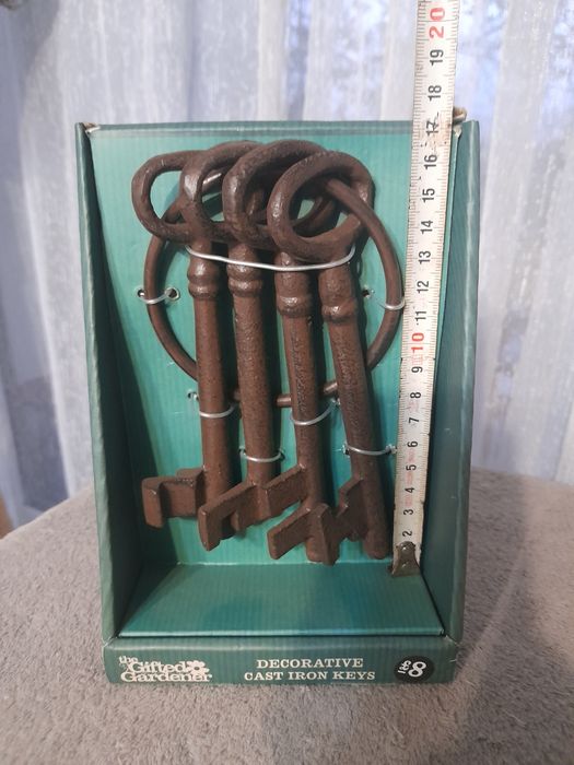 Бронзови котки,Стари ключове и медни апликации