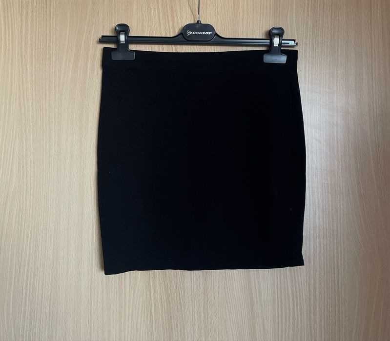 Дамски комплект от пола и топ с пеплум