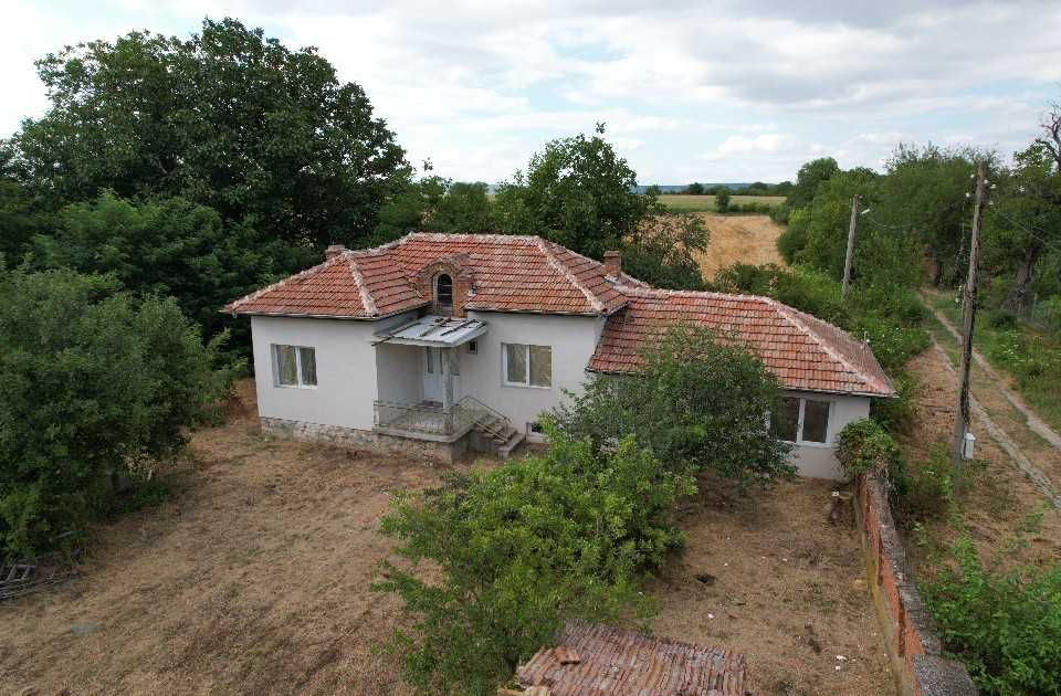 Продава се къща с голям двор в с. Русаля, обл. Велико Търново