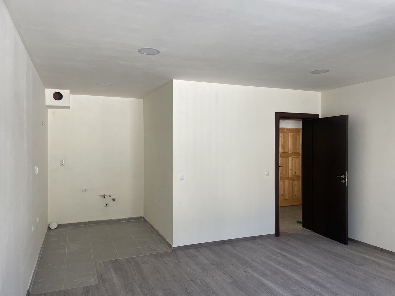Дава се под наем Двустаен апартамент в Варна, Център - 55 кв.м за 331.5 € - Снимка #3