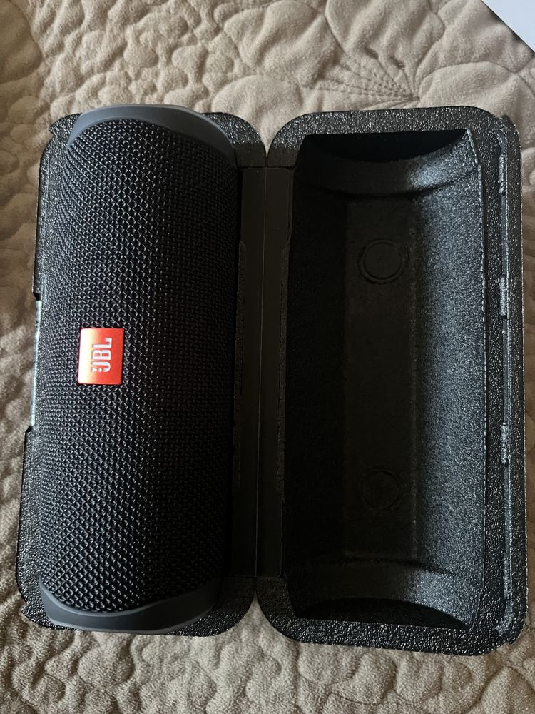 Продается музыкальная колонка JBL Flip5