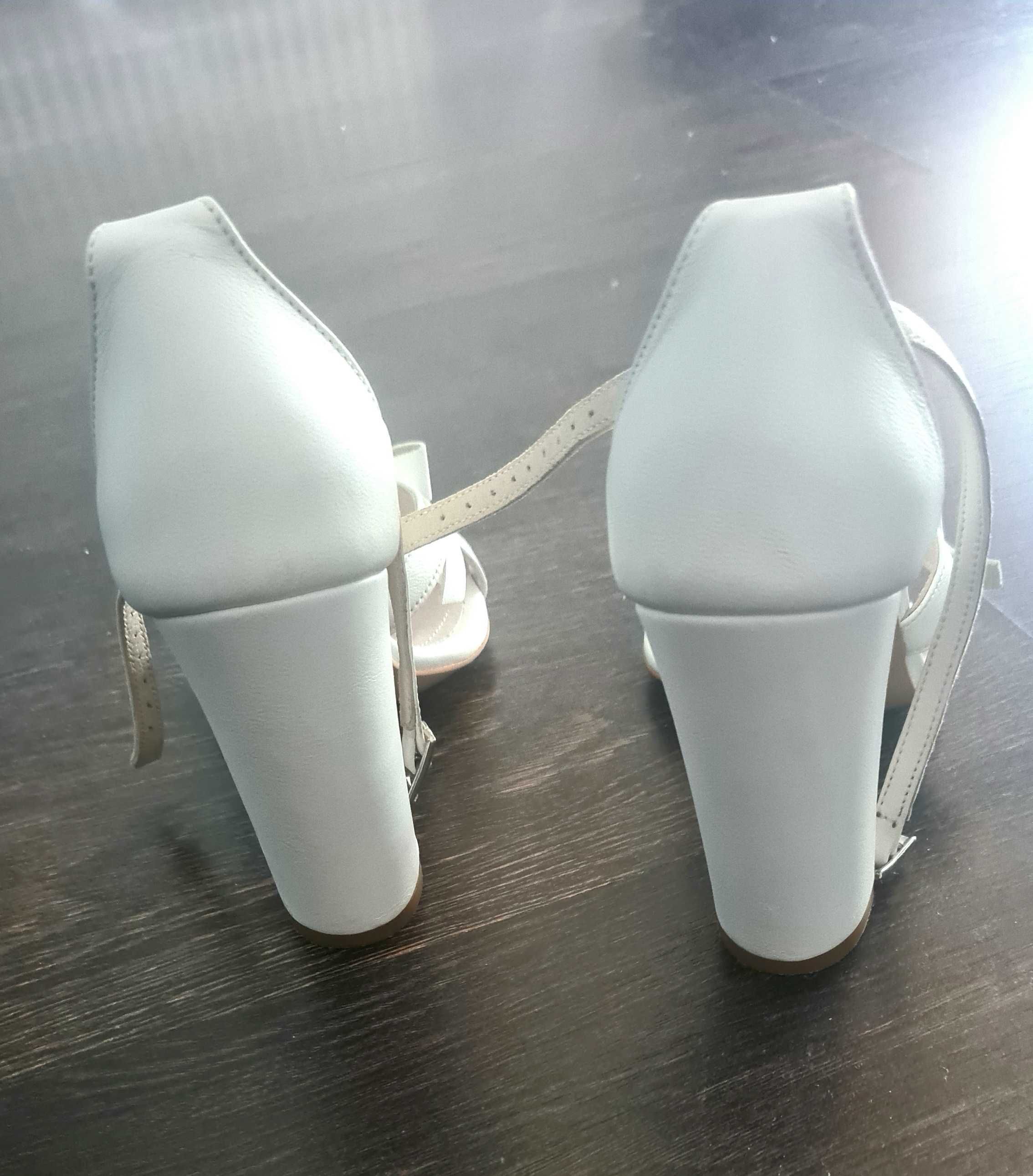 Sandale albe Smiling Shoes