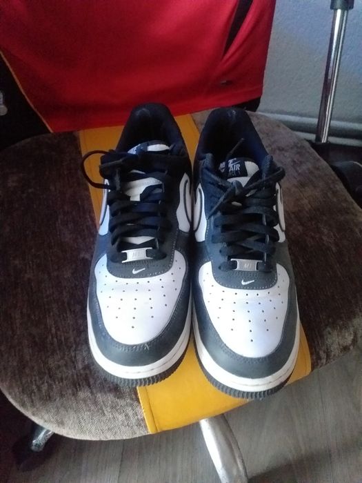 Vand adidași aproape noi  purtați foarte puțin