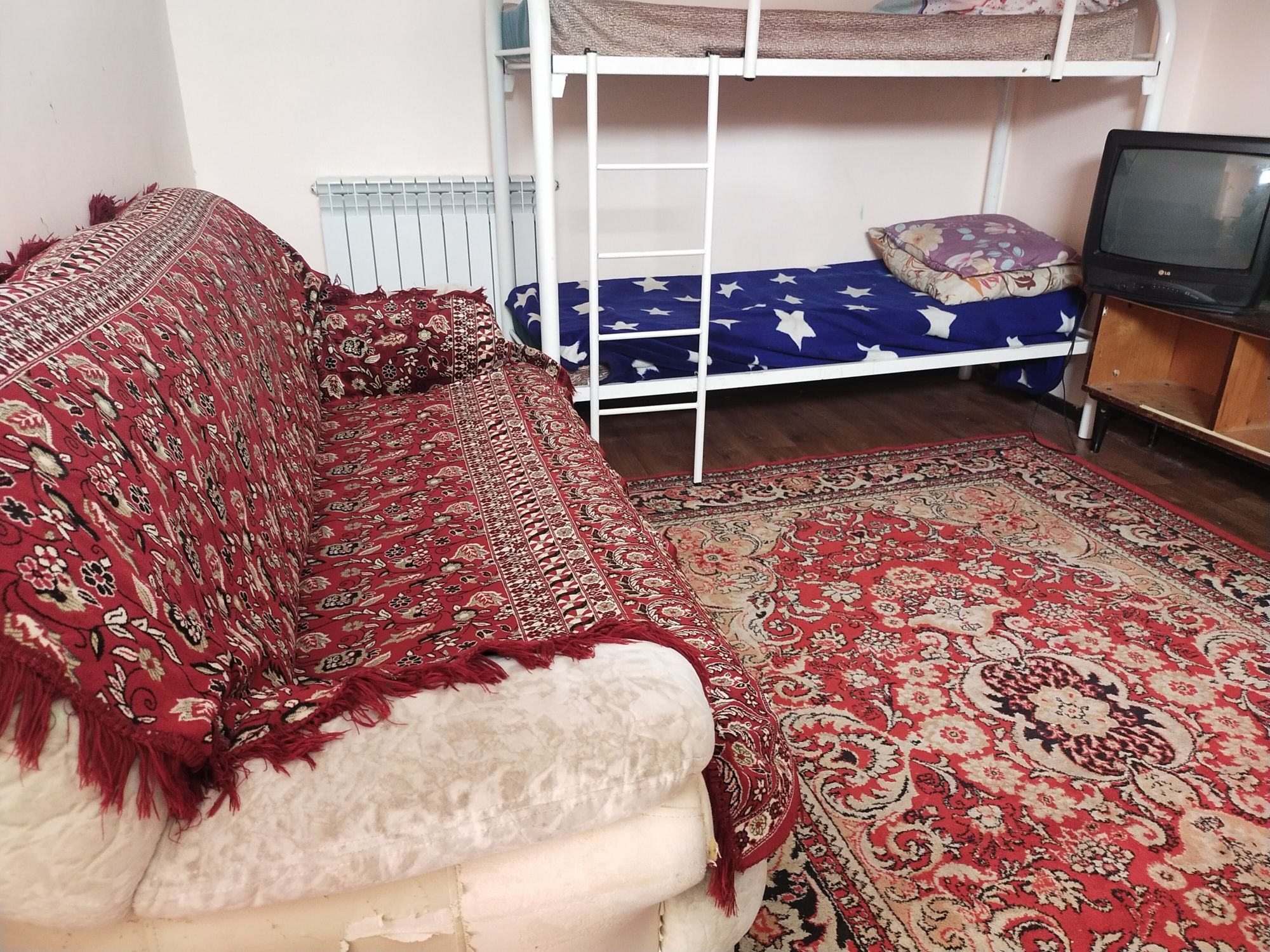 В центре г. Атырау 1 Ком дом с условиями