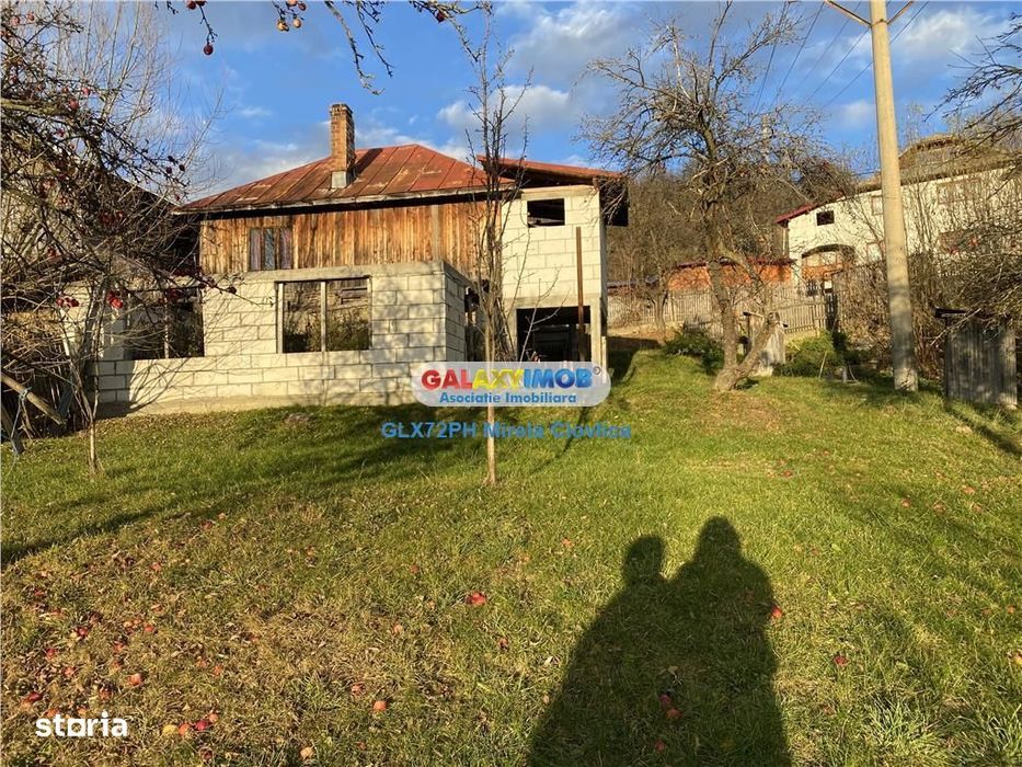 Vanzare teren cu casa batraneasca Secaria Prahova
