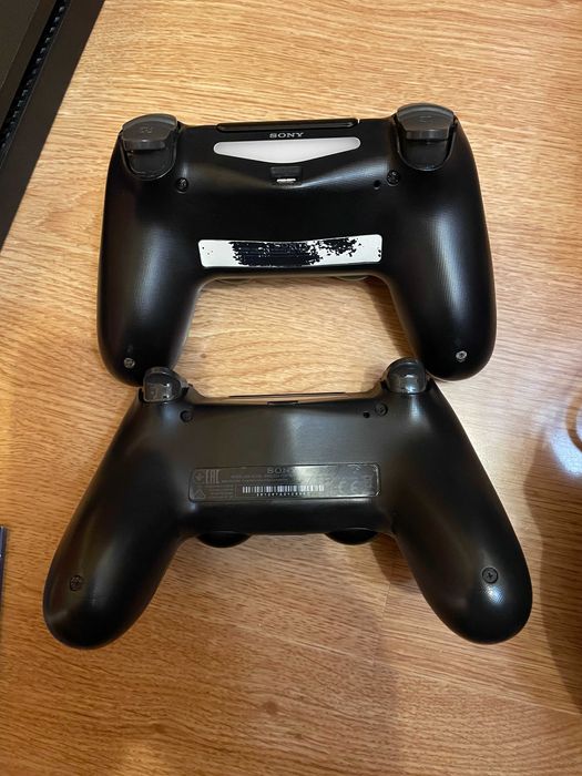 PlayStation 4 Slim 1TB, два джойстика и 10 игри