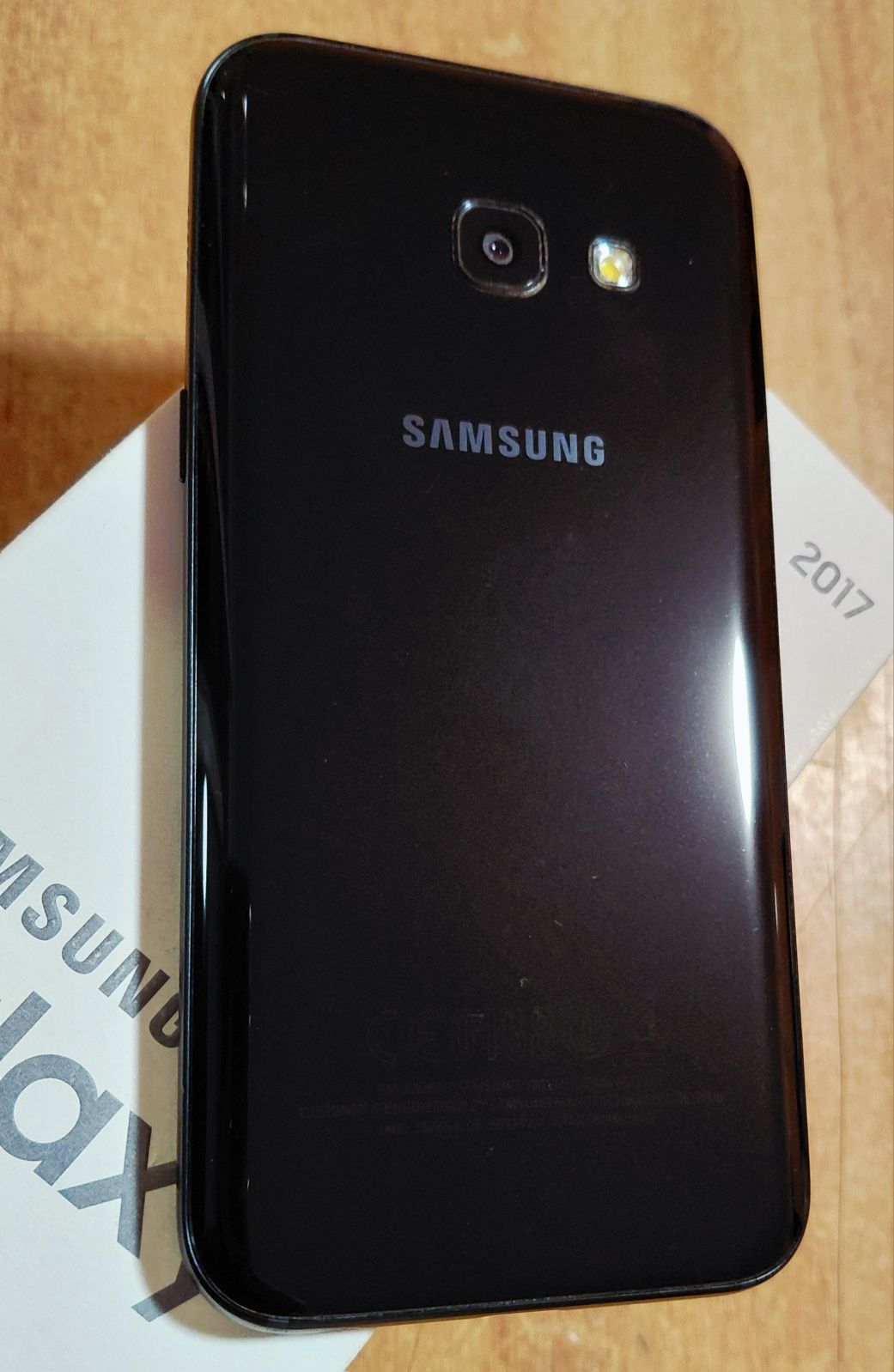 Vand cu husa si cutie, Samsung A3-2017. Sticla fisurata.