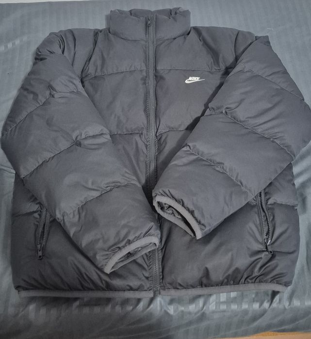 Geaca nike pufer ,mărimea M ,dar merge si L .ATENTIE CULOARE GRI!!!
