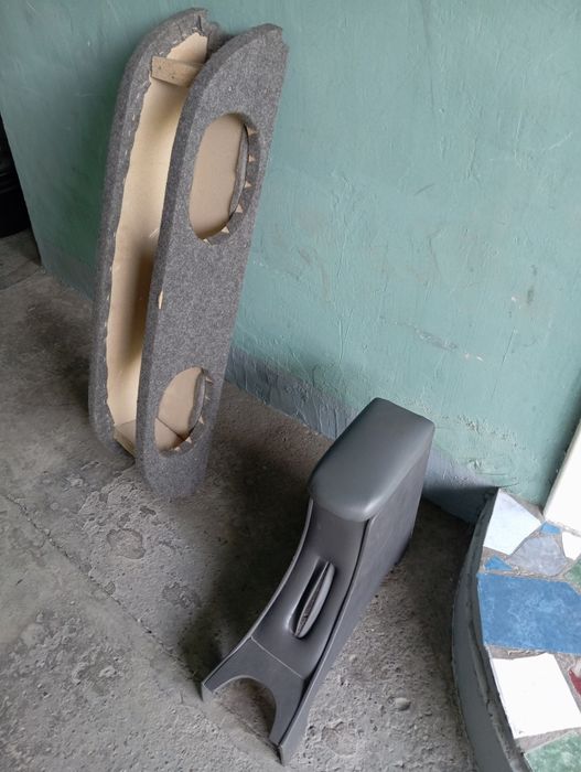Продам полку для колонок и бар для Дамаса.