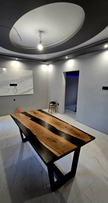 Маса от естествено дърво и епоксидна смола