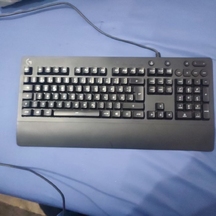 Vând/schimb tastatura Logitech g213