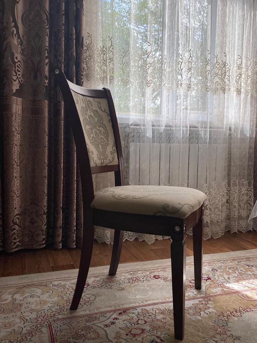 Стол и  стулья в хорошем состоянии