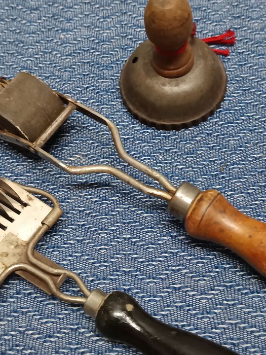 Старинни уреди за рязане на макарони,спагети,паста